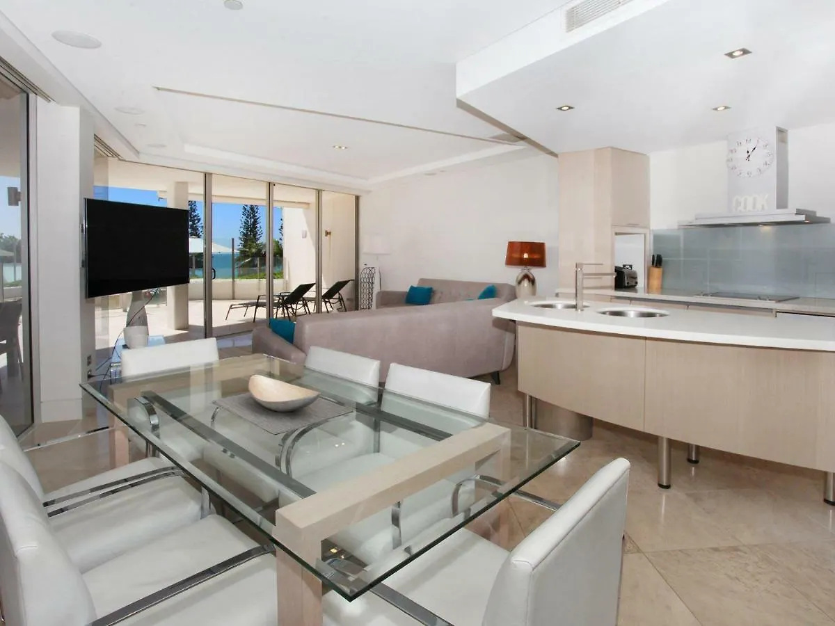 Oceans 201 Luxurious Beachfront Apartment Мулулаба