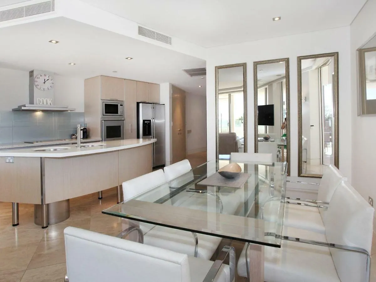 Oceans 201 Luxurious Beachfront Apartment Мулулаба